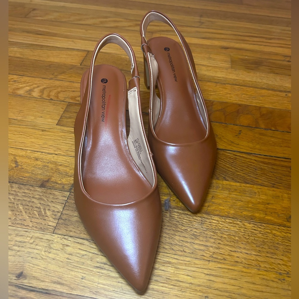 METROPOLITAN VIEW Crown Slingback Heels with Gold Detailing. Women’s size 8.